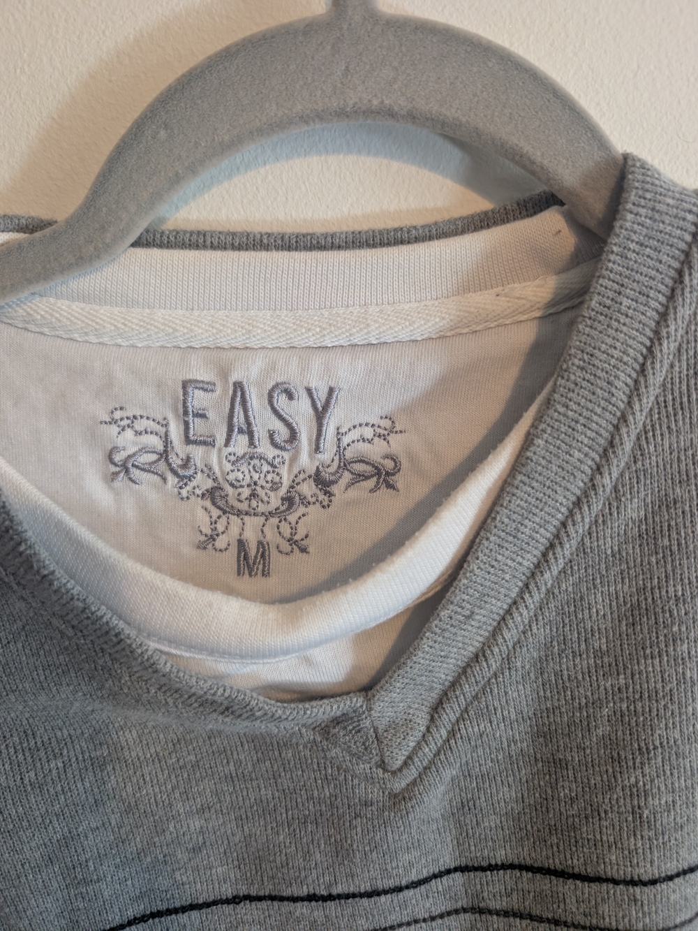 EASY Men’s Gray V-Neck Sweater